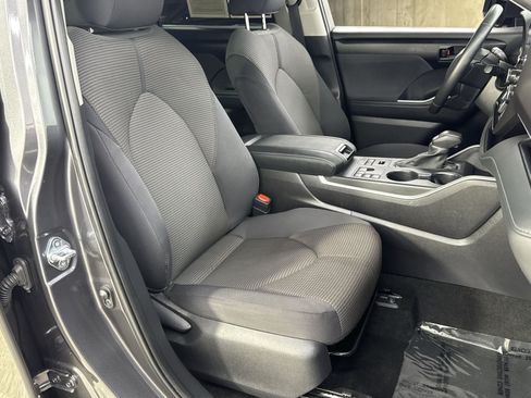Used 2025 Toyota Highlander LE AWD/4WD image 40
