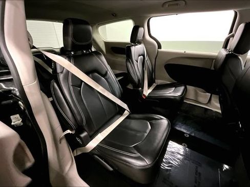 Used 2023 Chrysler Pacifica Touring-L FWD image 23