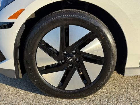 Used 2024 Hyundai Ioniq 6 SE RWD image 12