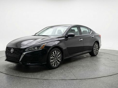 Used 2025 Nissan Altima 2.5 SV FWD image 3