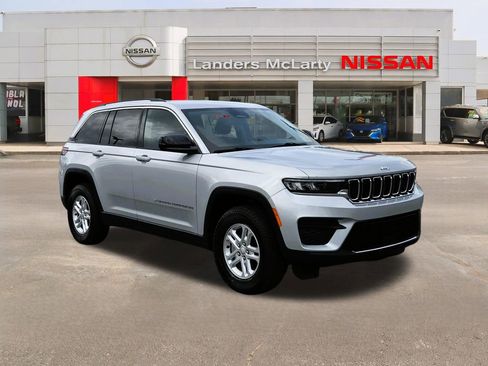Used 2023 Jeep Grand Cherokee Laredo image 1