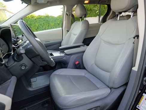 Used 2023 Toyota Sienna Limited AWD/4WD image 21