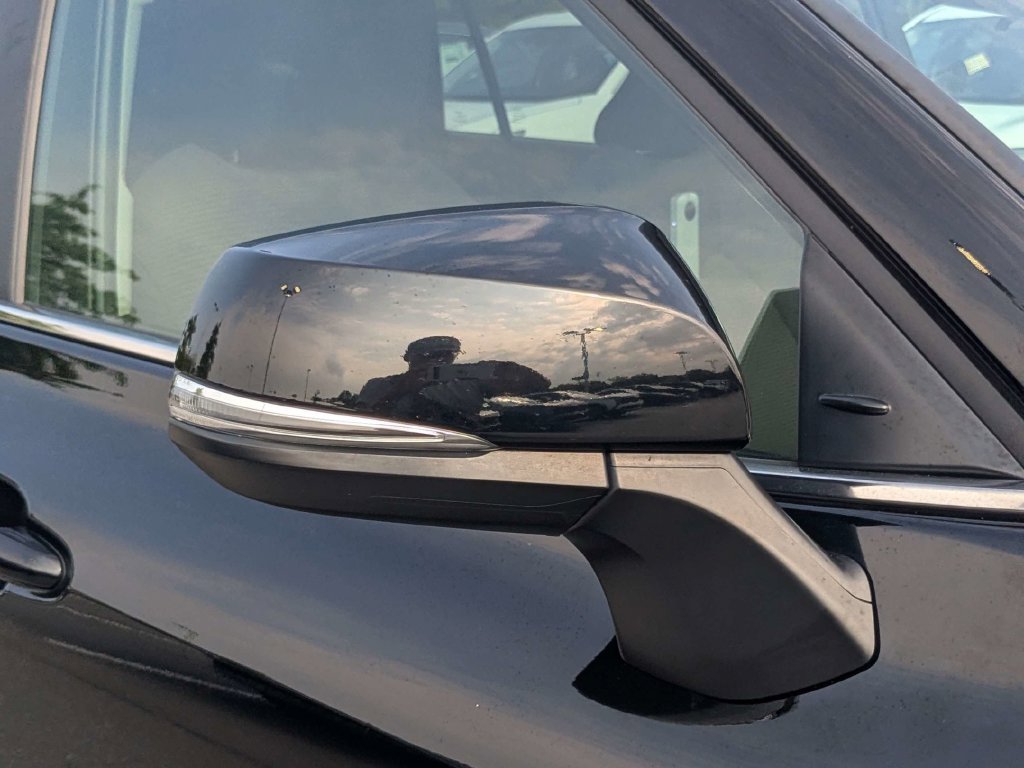 Used 2025 Toyota Highlander LE FWD image 14