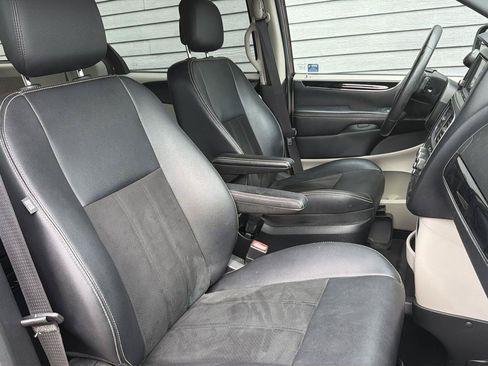 Used 2019 Dodge Grand Caravan SXT FWD image 25