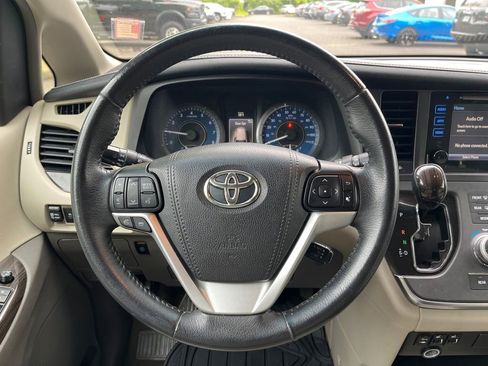 Used 2017 Toyota Sienna XLE w/ XLE Navigation Package AWD/4WD image 15