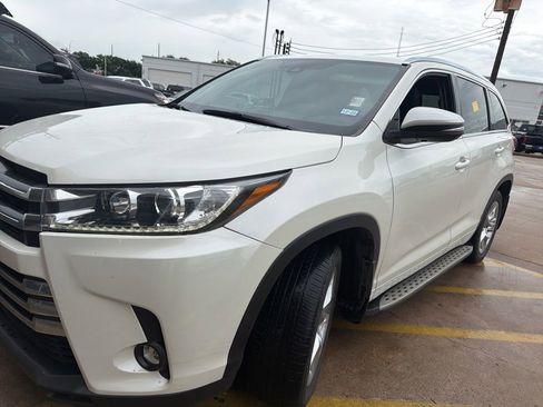 Used 2019 Toyota Highlander Limited FWD image 4