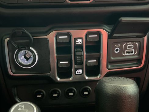 Used 2021 Jeep Wrangler Unlimited Sahara image 33