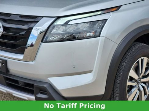 Used 2025 Nissan Pathfinder SL FWD image 6