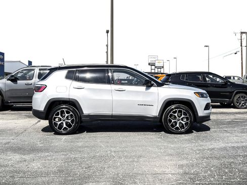 Used 2025 Jeep Compass Limited AWD/4WD image 8