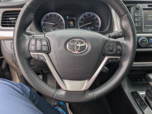 Used 2019 Toyota Highlander XLE image 17