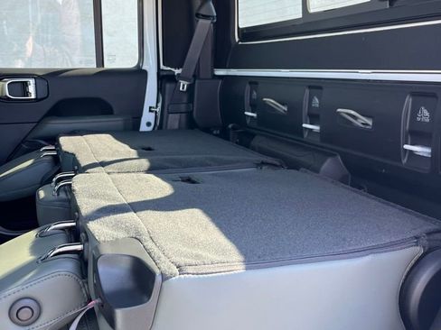 New 2025 Jeep Gladiator Mojave image 26