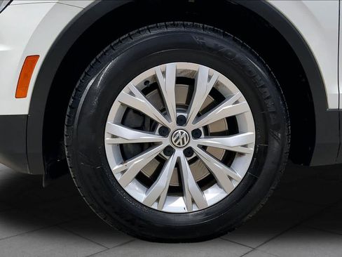 Used 2018 Volkswagen Tiguan SE w/ Panoramic Sunroof Package FWD image 11