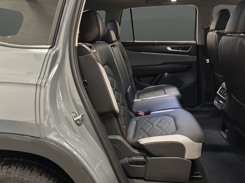 Used 2025 Volkswagen Atlas Peak Edition SE AWD/4WD image 26