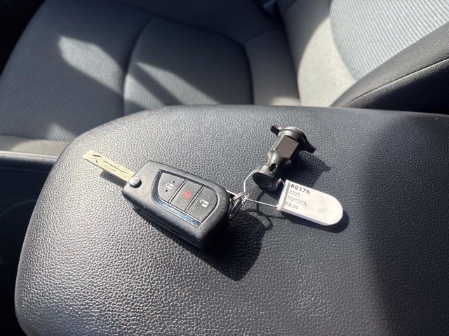 Used 2025 Toyota RAV4 LE AWD/4WD image 30