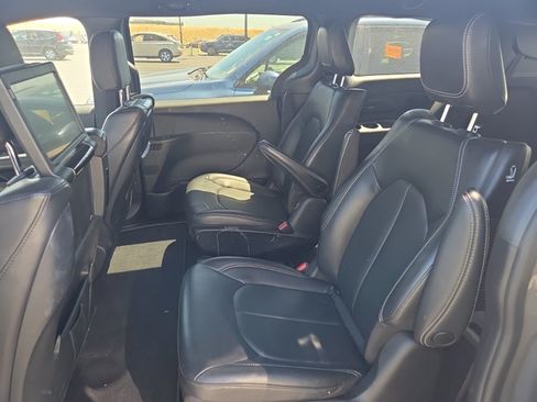 Used 2022 Chrysler Pacifica Touring-L w/ Uconnect Theater Family Group FWD image 9