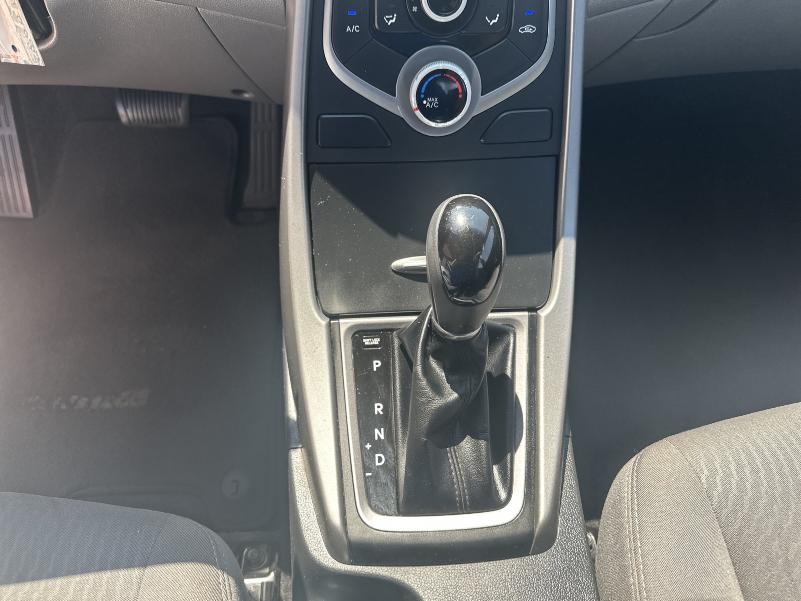 Used 2015 Hyundai Elantra SE FWD image 14