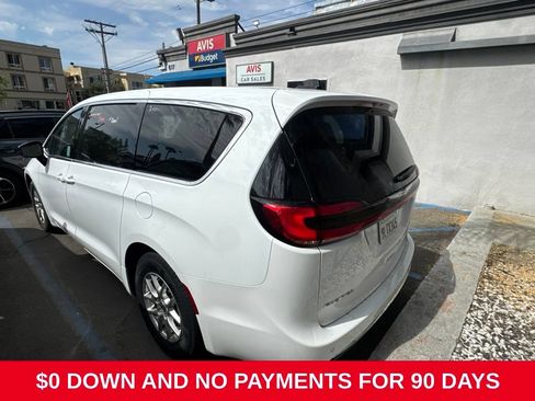 Used 2024 Chrysler Pacifica Touring-L FWD image 7