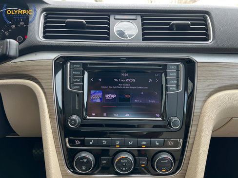 Used 2017 Volkswagen Passat 1.8T SE image 28