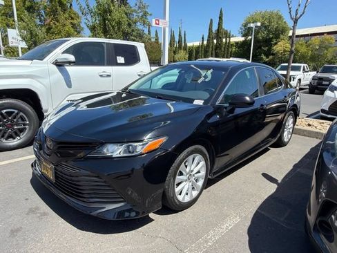 Used 2019 Toyota Camry LE FWD image 17