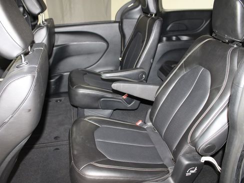 Used 2025 Chrysler Pacifica Select FWD image 18