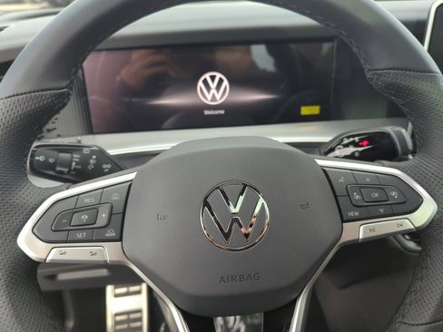 New 2026 Volkswagen Tiguan SE R-Line image 9