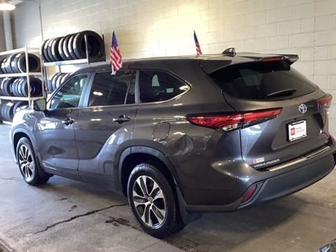 Used 2023 Toyota Highlander XLE image 10