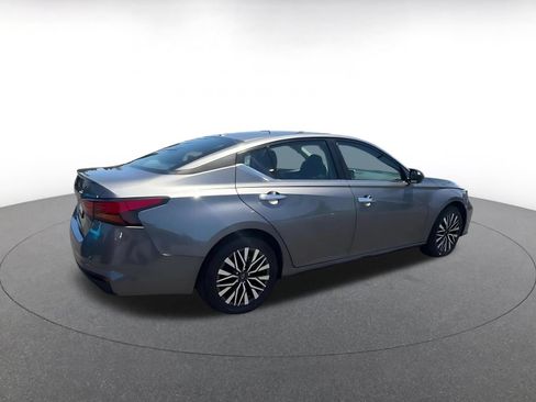 Used 2025 Nissan Altima 2.5 SV FWD image 14