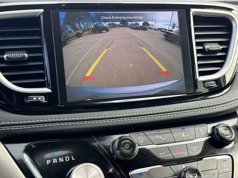 Used 2023 Chrysler Pacifica Touring-L FWD image 24