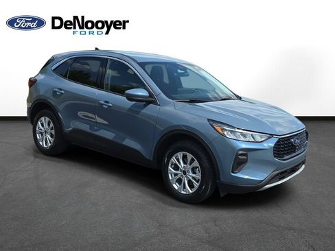 Used 2023 Ford Escape Active w/ Tech Pack #2 AWD/4WD image 3