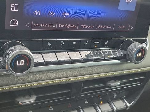 Certified 2024 Chevrolet Colorado ZR2 w/ Technology Package AWD/4WD image 32