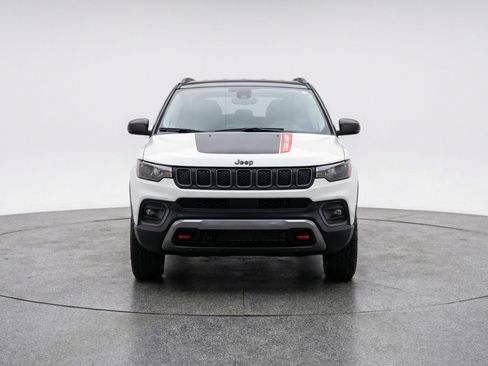 Used 2025 Jeep Compass Trailhawk AWD/4WD image 2