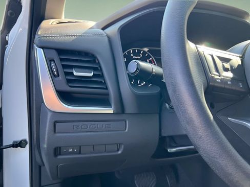Used 2022 Nissan Rogue S FWD image 17
