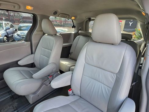 Used 2017 Toyota Sienna XLE image 28