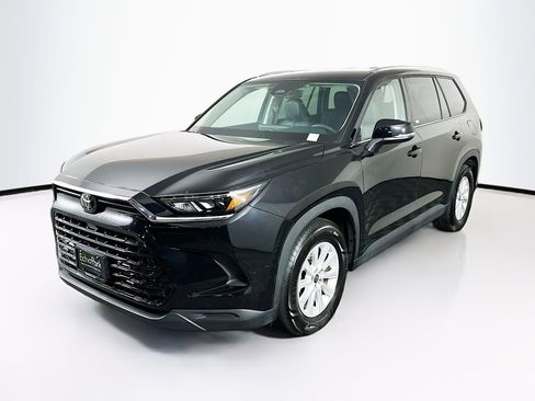 Used 2025 Toyota Grand Highlander XLE image 3