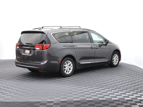 Used 2020 Chrysler Pacifica Touring-L FWD image 8