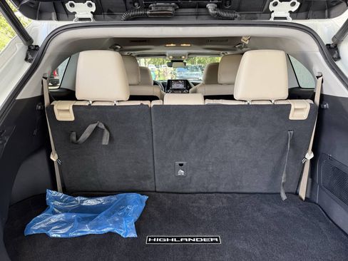 Used 2020 Toyota Highlander XLE FWD image 15