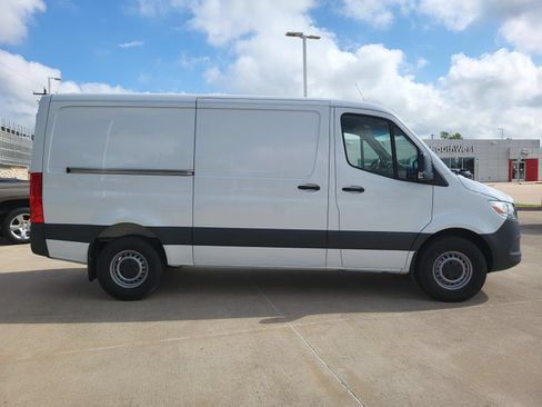 Used 2025 Mercedes-Benz Sprinter 2500 image 4