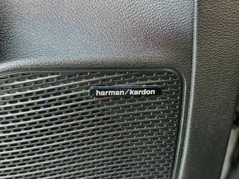 Used 2023 Chrysler Pacifica Pinnacle FWD image 4