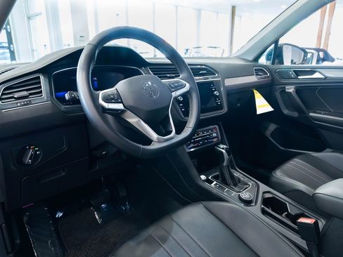 Used 2023 Volkswagen Tiguan SE image 18