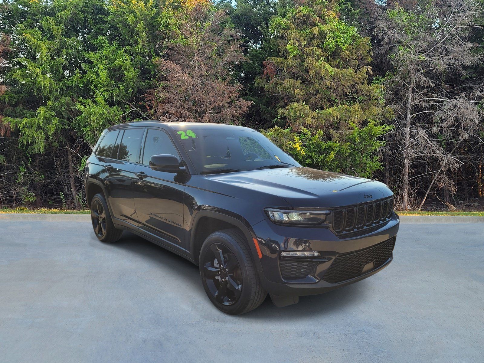 Used 2024 Jeep Grand Cherokee Limited w/ Black Appearance Package AWD/4WD image 16