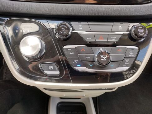 Used 2024 Chrysler Voyager LX image 32