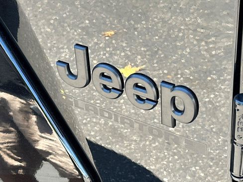 Certified 2025 Jeep Gladiator Sport AWD/4WD image 25