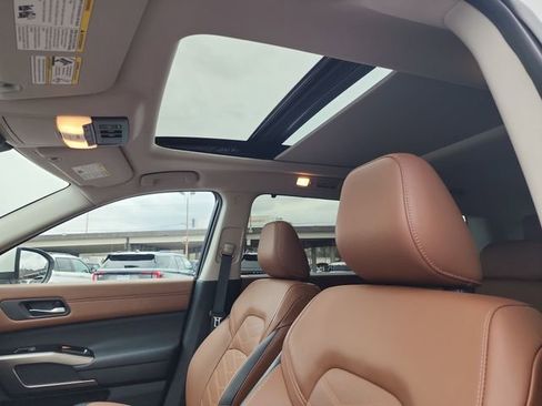 Used 2024 Nissan Pathfinder Platinum w/ Cargo Package image 15