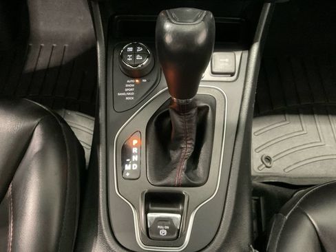 Used 2019 Jeep Cherokee Trailhawk AWD/4WD image 35