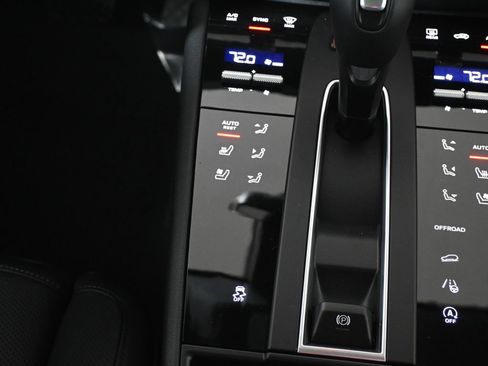 Used 2026 Porsche Macan AWD/4WD image 24