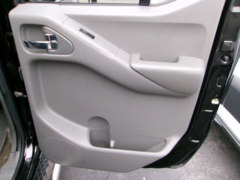 Used 2010 Nissan Frontier SE image 13