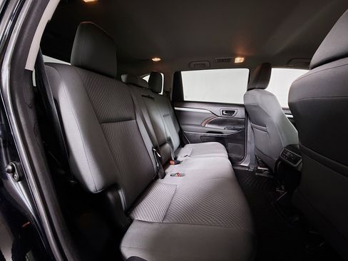 Used 2018 Toyota Highlander LE image 25