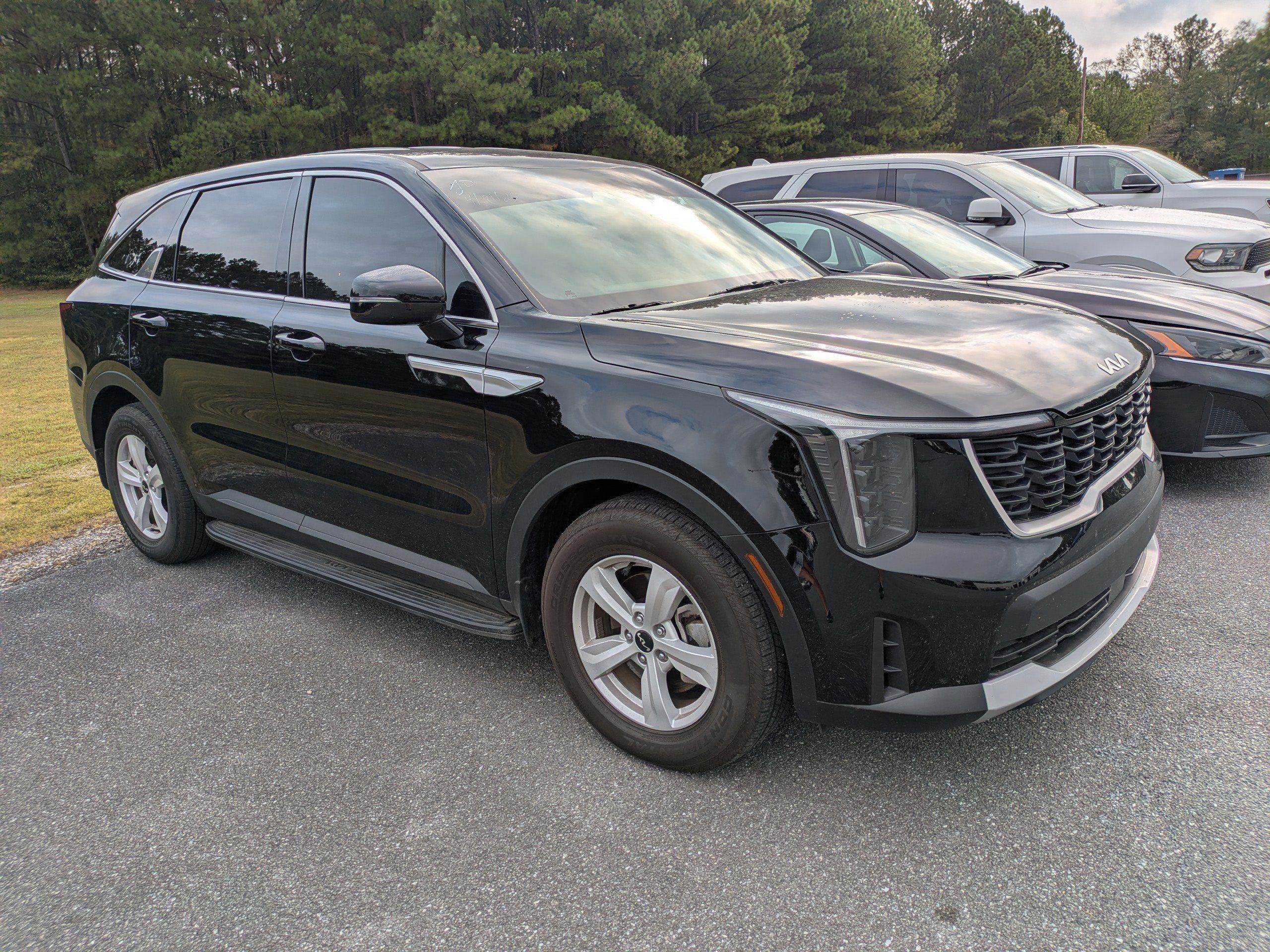 Used 2025 Kia Sorento LX FWD image 1