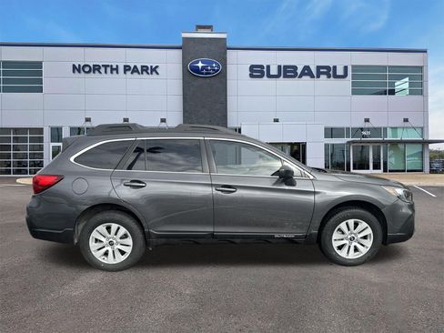 Used 2018 Subaru Outback 2.5i AWD/4WD image 2