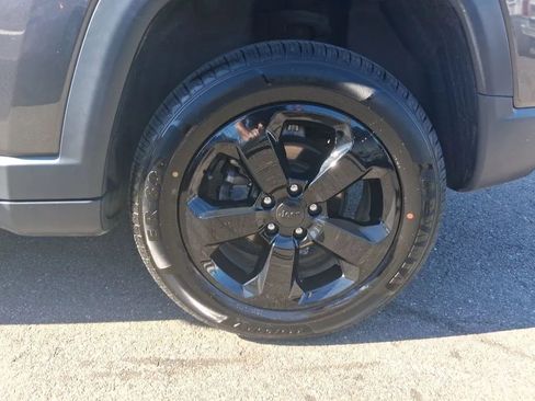 Used 2018 Jeep Compass Latitude w/ Popular Equipment Group AWD/4WD image 9
